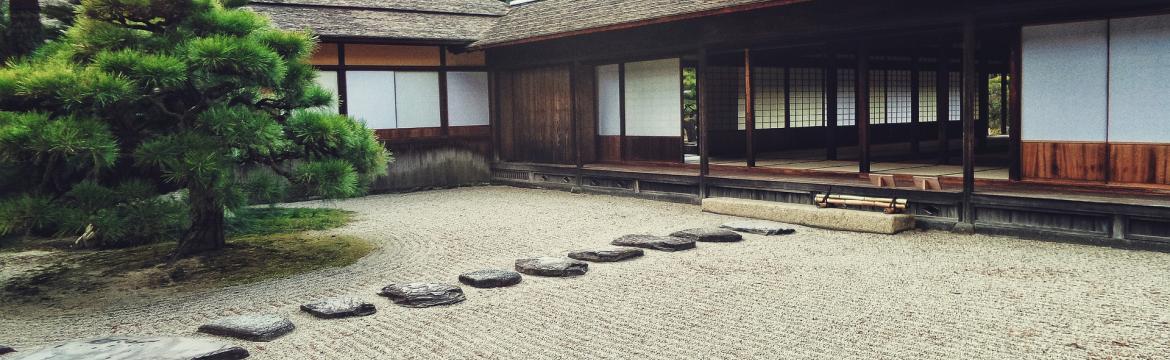 Písek, kameny, mech. A uklidňující zenová zahrada je na světě …