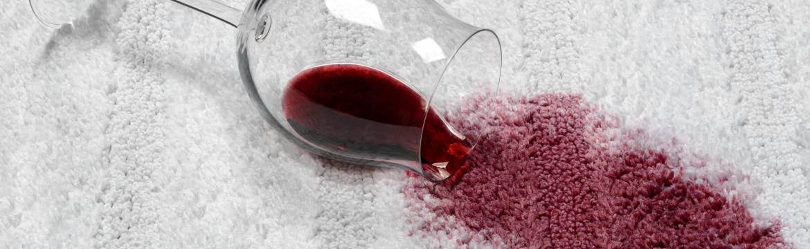 Aby nehody zůstaly bez následků: Jak odstranit skvrny od červeného vína z oblečení, koberců a dalšího