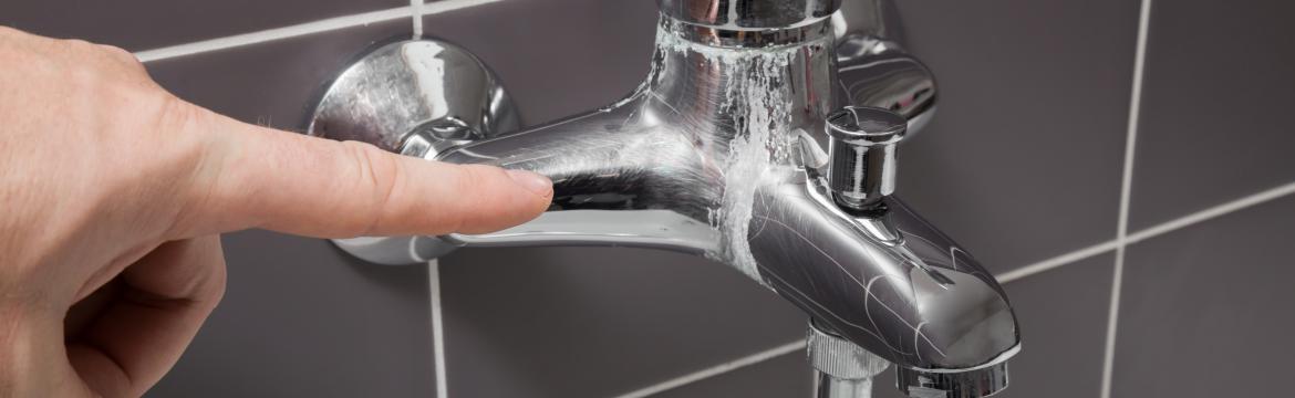 5 rad, jak se v domácnosti vypořádat s tvrdou vodou