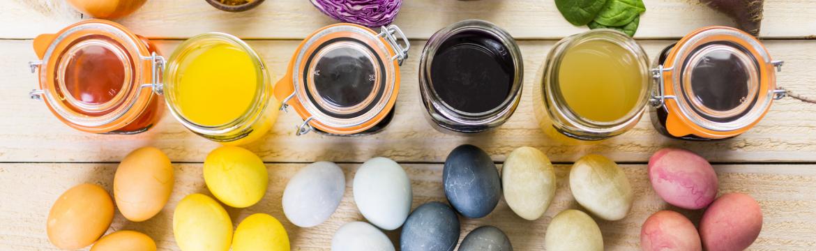 Barvení vajíček pomocí přírodních barev a zdobení přírodními materiály