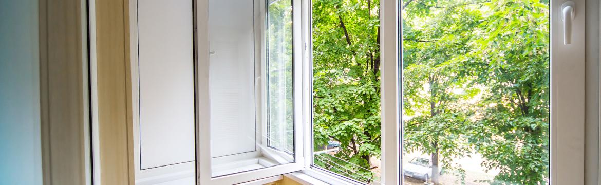 Zasklený balkon – výhody, nevýhody a jak jej využít na maximum