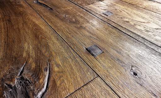 Olejované dřevěné podlahy vyžadují po ukončení topné sezóny péči