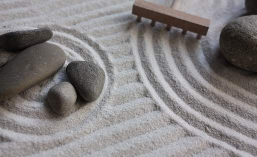 Písek, kameny, mech. A uklidňující zenová zahrada je na světě …