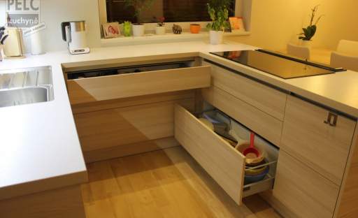 Jak v kuchyni vytvořit více úložného prostoru a ještě mít o věcech i přehled?