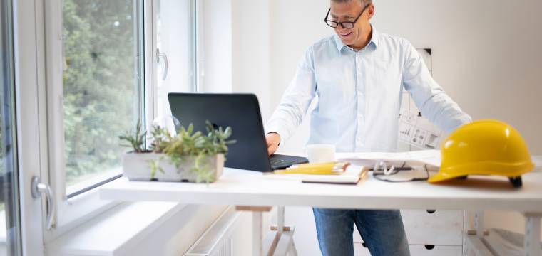 Pracovna: přizpůsobte si pracovní stůl a židli svým potřebám