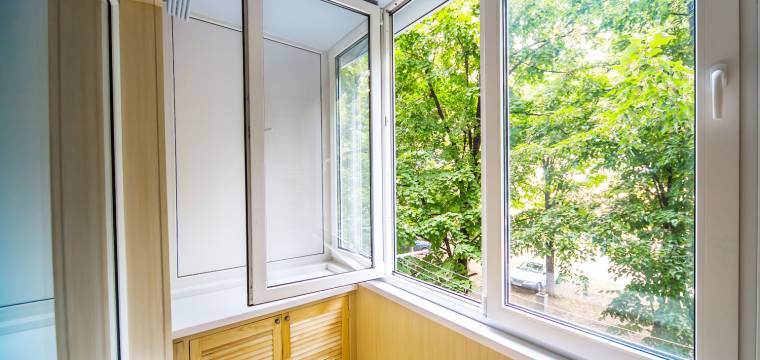Zasklený balkon – výhody, nevýhody a jak jej využít na maximum