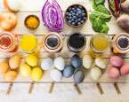 Barvení vajíček pomocí přírodních barev a zdobení přírodními materiály