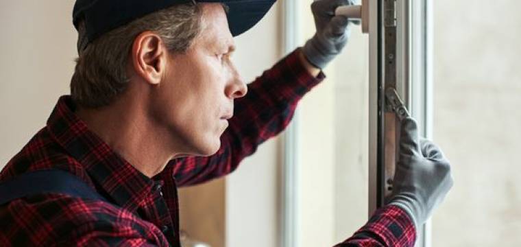 Když domem táhne: nejčastější příčiny průvanu u oken a jak je odstranit