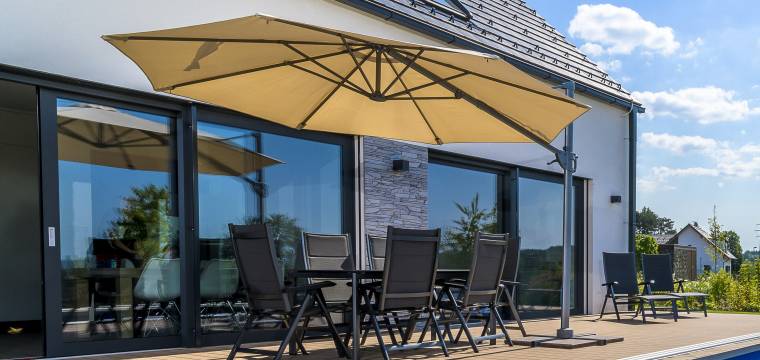 Před sluncem i deštěm umí ochránit moderní hybrid
