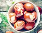 Klasické barvení vajíček po staru aneb „co dům dá“
